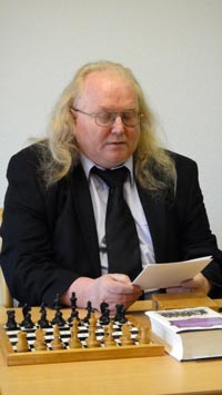 Fritz-Gnther Obert macht den Turnierleiter