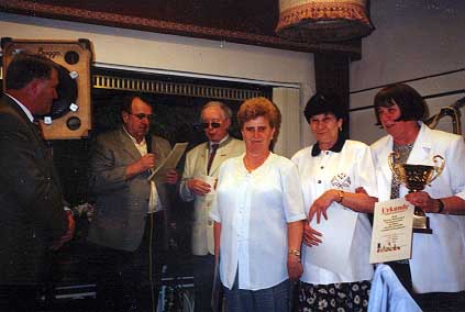 von rechts nach links: Stellvertreter der Stadt, Herbert L., Ludwig B., Irene K., Hannelore K., Elisabeth F.