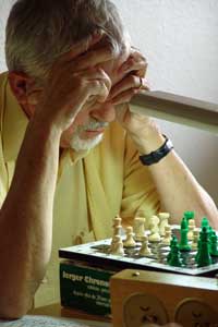 L�cke �berlegt scharf, aber Bischoff hat dennoch mit den "gr�nen" Steinen gewonnen...