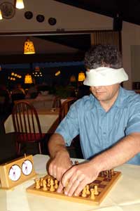 Eine Binde verdeckt seine Augen