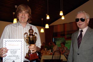 Bischoff erh�lt Pokal und Urkunde vom Pr�sidenten L. Beutelhoff