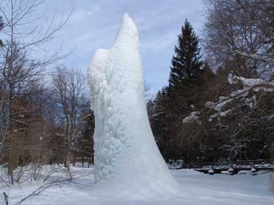 Font�ne im Kurpark, die zu einem Eisberg erstarrt ist