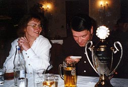 Die Siegpr�mie fest in der Hand...