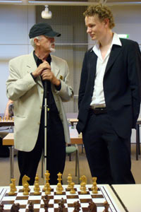 V. Lcke erlutert Jan Gustafsson die Modalitten