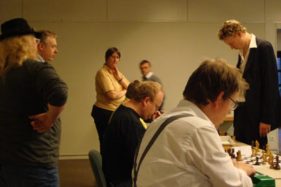 Mit Spannung wird das Simultanturnier verfolgt...