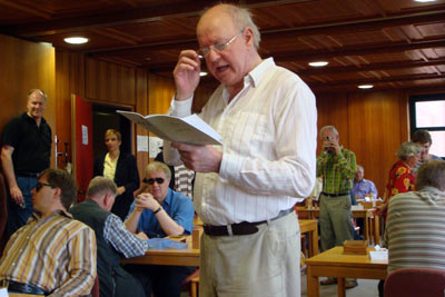 Wilfried Rhr erklrt  als Turnierleiter die Regeln