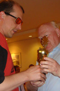 Manfred Mller berreicht Oliver Mller den Siegerpokal