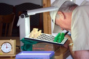 Volkmar Lcke mit seinen grnen Figuren