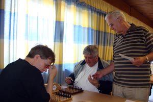 7. Runde Schulz gegen Fries, Werner mit Schiedsrichter Rolf Turm