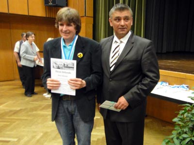 Dieter Bischoff mit Siegerurkunde und Brgermeister Kletti