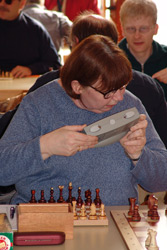 Elisabeth Fries stellt ihre Uhr