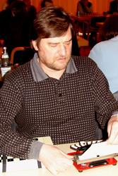 Peter Kuhlmann mit seiner Blindenschriftmaschine
