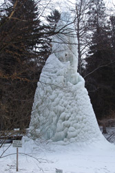 Eiss�ule auf dem Teich im Kurpark