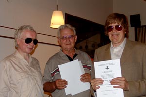 Dieter erh�lt die Siegerurkunde vom Pr�sident des DBSB Ludwig Beutelhoff
