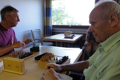 Der älteste Spieler Max Wilhelm (rechts)