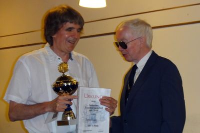 Ludwig Beutelhoff berreicht den Pokal 