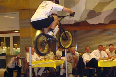 Showeinlage Fahrradtrial - Sprung aus dem Stand heraus