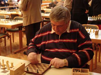 Werner Fries beim Aufstellen seiner Figuren