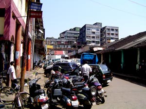 ...aber auch das ist Indien: Betonbauten und viel Verkehr...