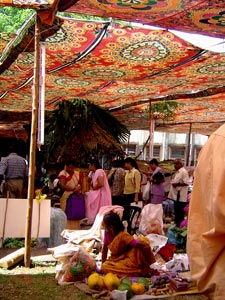 ....der besuchten einen Märkte, wo Frauen in bunten Gewändern ihre Waren zum Kauf boten...